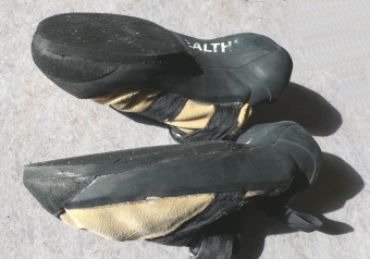 Kletterschuh neu besohlt und Stokappen erneuert (32 Euro]